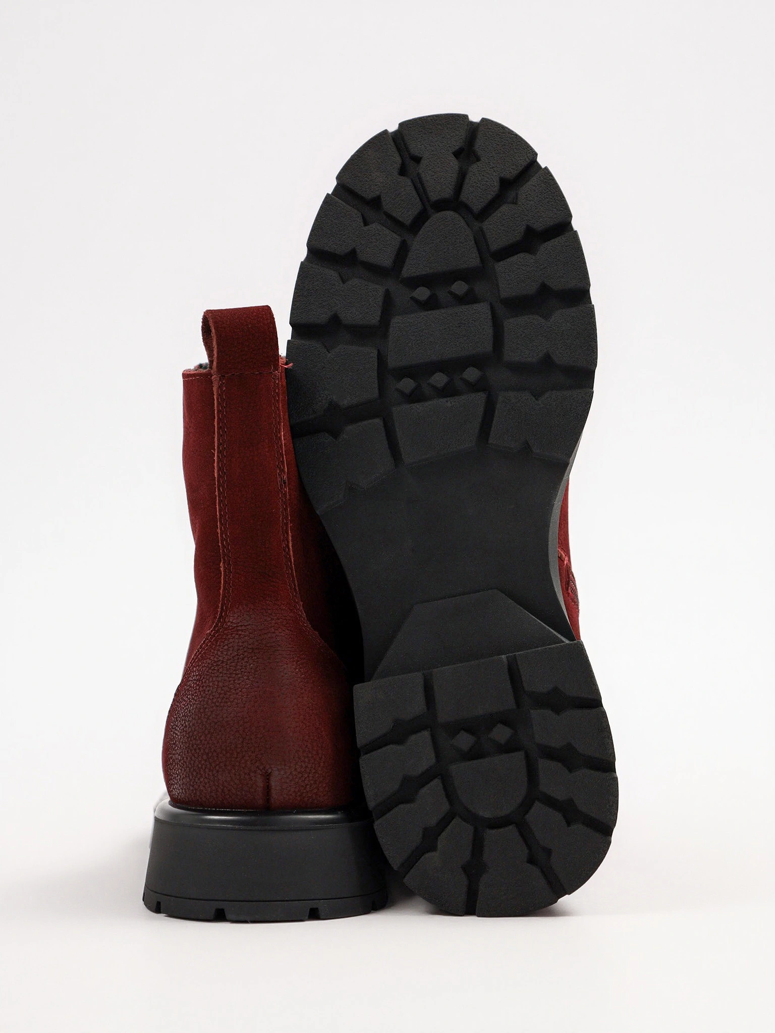 Ботинки бордового цвета на рельефной подошве